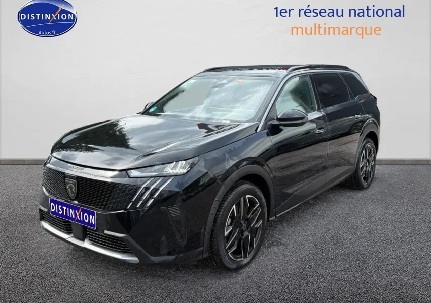 Peugeot 5008 Hybrid 145 allure noir en 3/4 avant droit avec jantes alu et calandre distinctive.