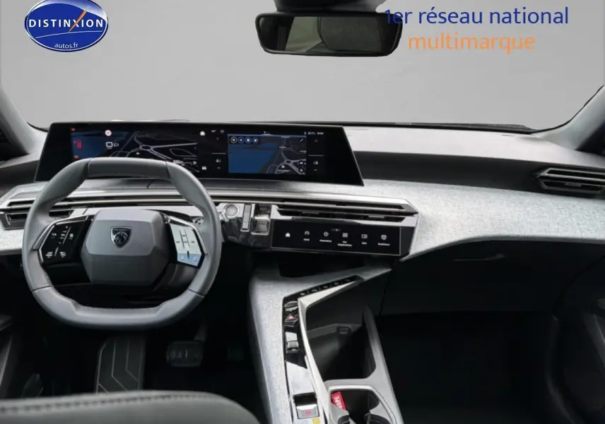 Vue intérieure du tableau de bord et volant cuir gris du Peugeot 5008 Hybrid 145 allure e-dcs6 2025.