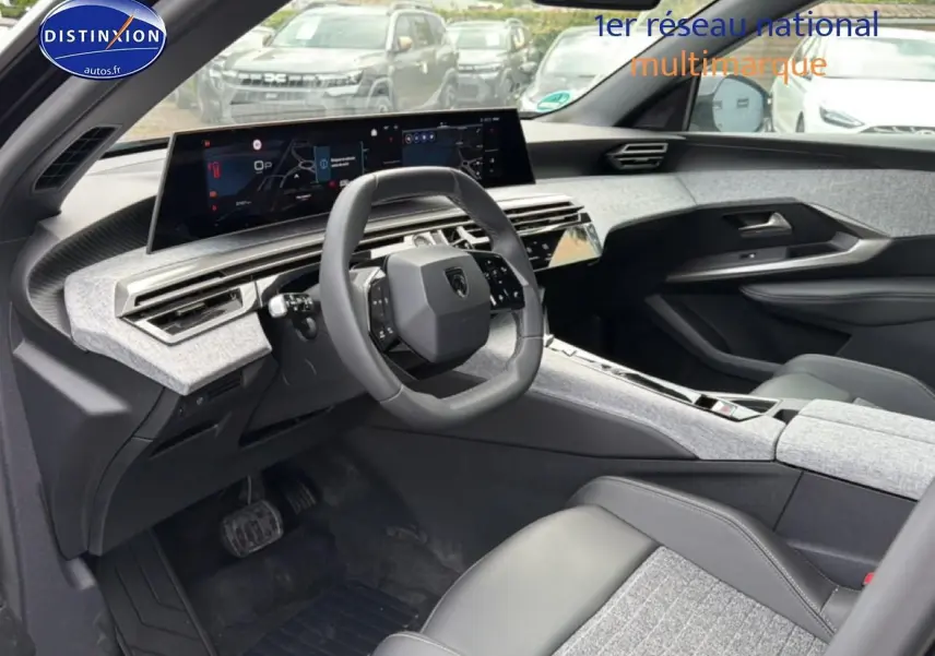 Vue intérieure côté conducteur du Peugeot 5008 2025 avec tableau de bord moderne et habillage gris clair.