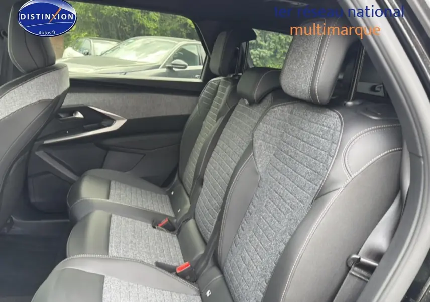 Vue latérale des sièges arrière gris et noirs du Peugeot 5008 Hybrid 145 allure e-dcs6 noir, avec tissu et cuir contrastés.