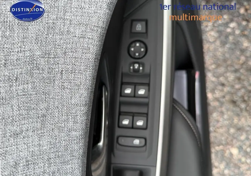 Détail des commandes des vitres et rétroviseurs sur la porte avant gauche d’un Peugeot 5008 noir 2025.