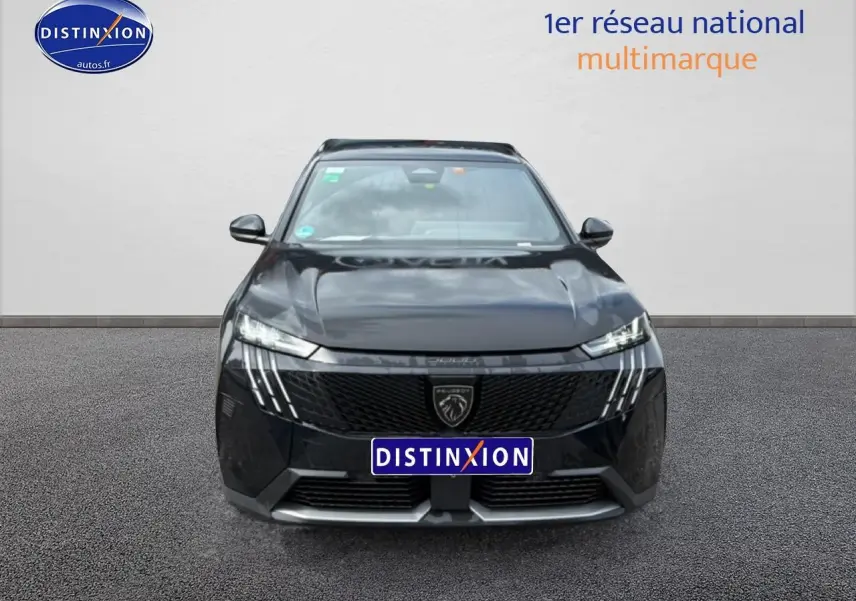 Vue frontale d’un Peugeot 5008 Hybrid 145 allure e-dcs6 noir avec calandre distinctive et phares LED fins.