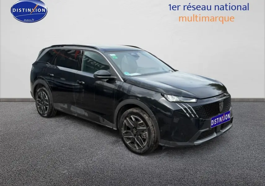 Peugeot 5008 noir en 3/4 avant droit, SUV avec jantes alu et phares LED distinctifs.