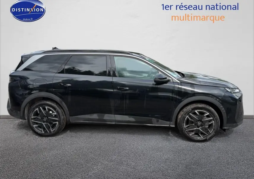 Profil côté gauche d’un Peugeot 5008 Hybrid 145 allure e-dcs6 noir avec jantes alu et vitres surteintées.