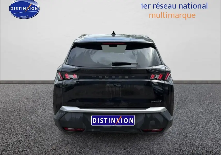 Vue arrière d'un Peugeot 5008 noir 2025 avec feux LED caractéristiques et lunette arrière surteintée.