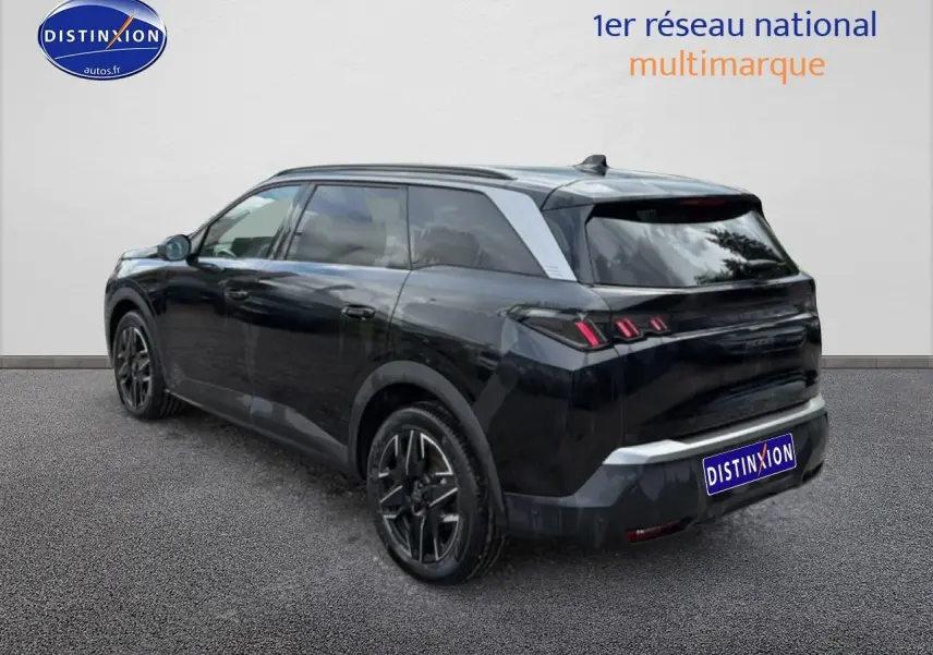Peugeot 5008 noir en 3/4 arrière droit, avec jantes alu et feux arrière LED distinctifs.