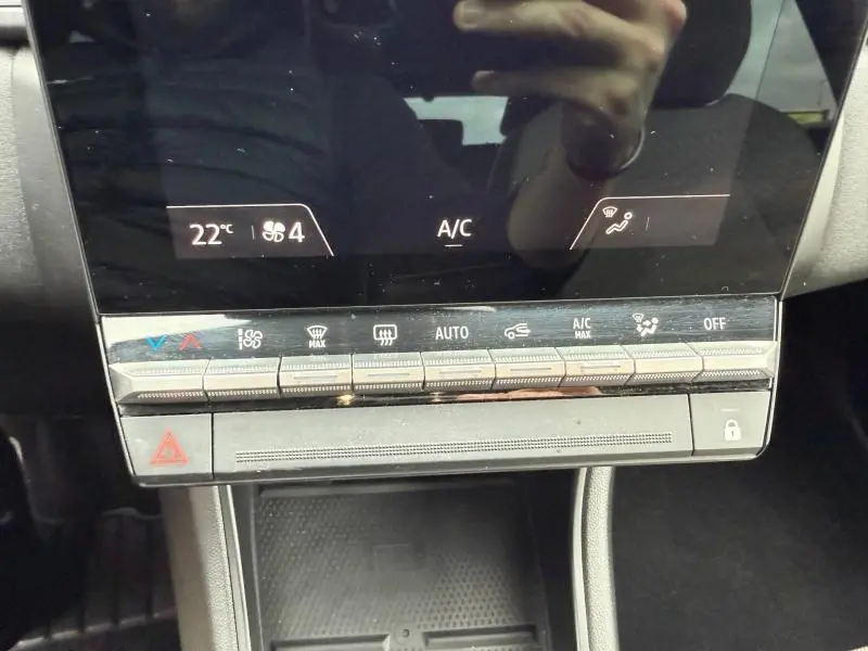 Tableau de bord du Renault Captur 2025, vue centrée sur la console de climatisation avec écran tactile et boutons chromés.