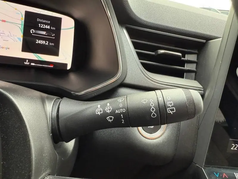 Gros plan sur la commande des essuie-glaces à gauche du volant dans un Renault Captur 2025 Bleu Iron/Noir Étoilé.