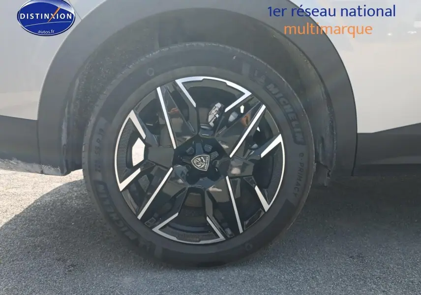 Gros plan sur la roue avant droite avec jante alu noire et argentée du Peugeot 5008 gris artense 2025.