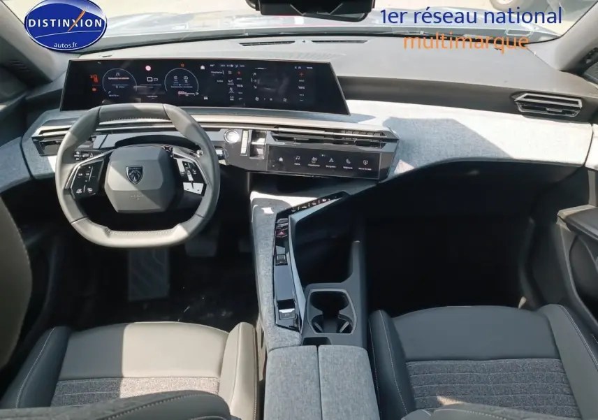 Vue intérieure avant du Peugeot 5008 Hybrid 145 allure e-dcs6 2025, montrant le tableau de bord et volant cuir multifonction.