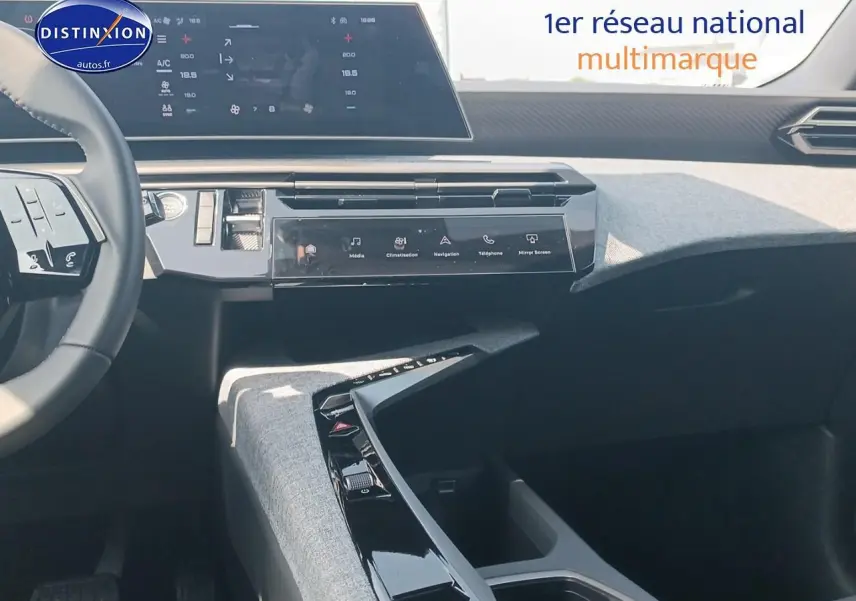 Vue intérieure du tableau de bord et console centrale du Peugeot 5008 Hybrid 145 allure e-dcs6 avec écran tactile et volant multifonction.