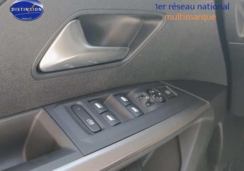 Gros plan sur les commandes des vitres et rétroviseurs côté conducteur d’un Peugeot 5008 gris artense.
