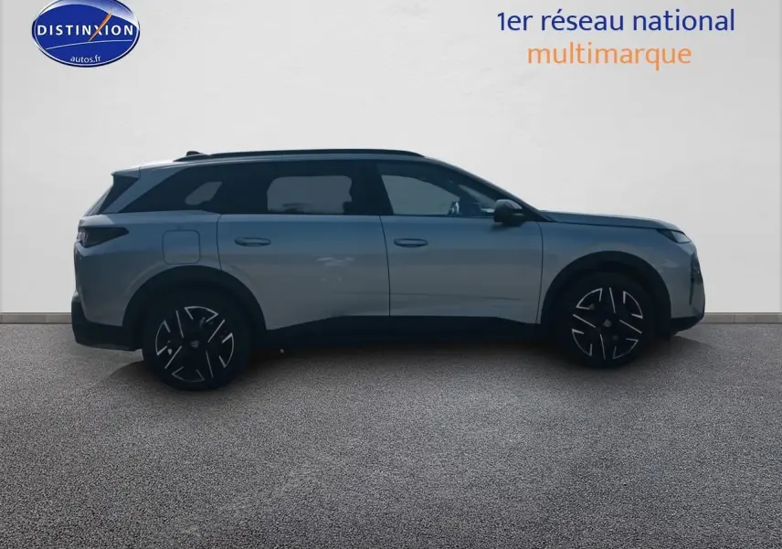 Profil droit du Peugeot 5008 Hybrid 145 allure gris artense avec jantes alu et toit noir.