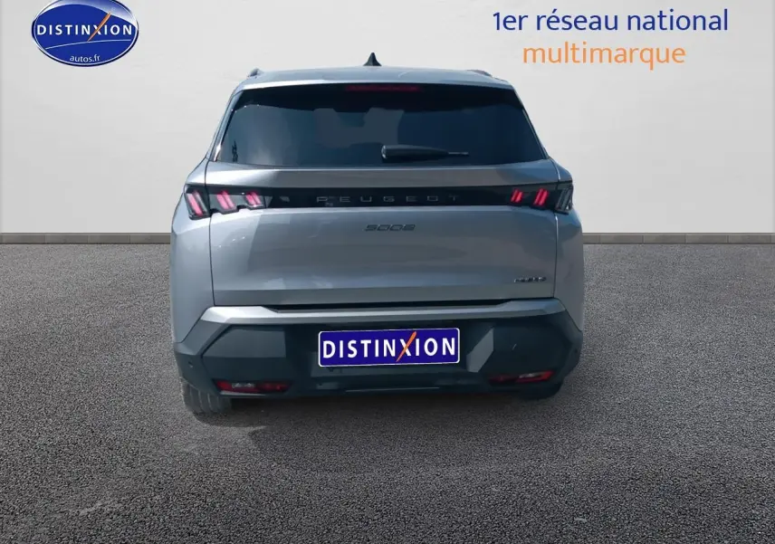 Vue arrière d'un Peugeot 5008 Hybrid 145 allure e-dcs6 gris artense avec feux LED distinctifs et lunette arrière surteintée.
