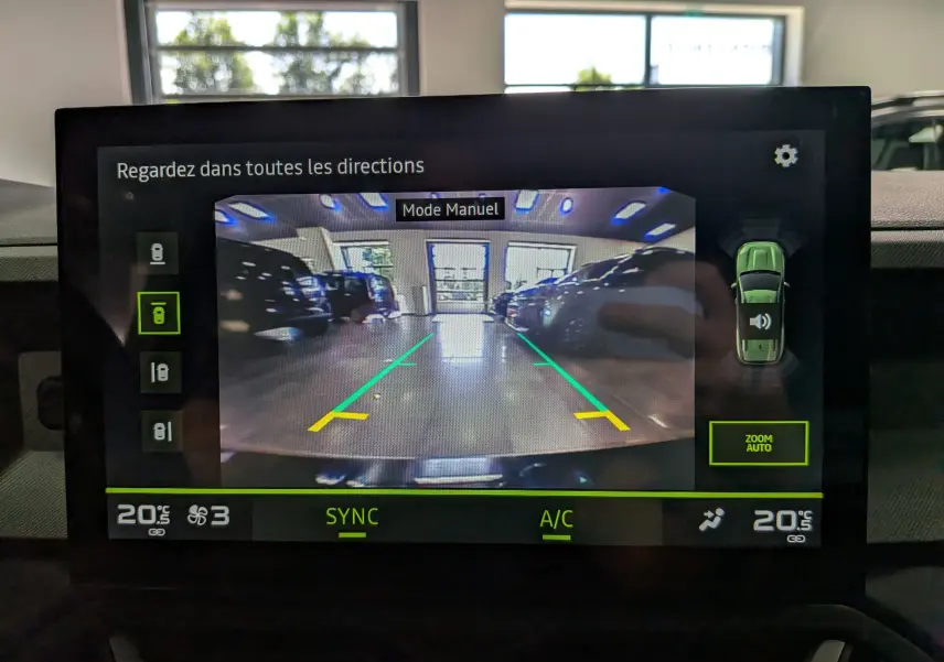 Écran multimédia du Dacia Bigster noir nacré montrant la caméra de recul avec guidage de trajectoire en mode manuel.