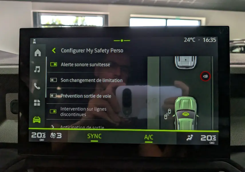 Écran tactile intérieur du Dacia Bigster noir nacré, affichant les réglages d'assistance à la conduite en vue frontale.