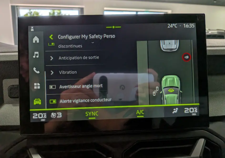 Écran tactile intérieur du Dacia Bigster affichant les réglages de sécurité avec vue 360° du véhicule noir nacré.