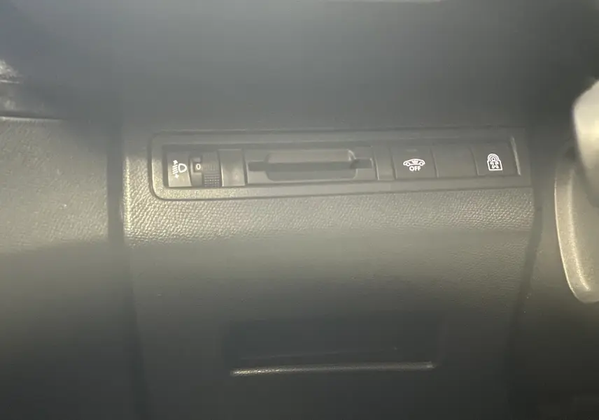 Panneau de commandes latéral gauche du tableau de bord du Peugeot 5008 blanc nacré, avec réglage des phares et aides à la conduite.