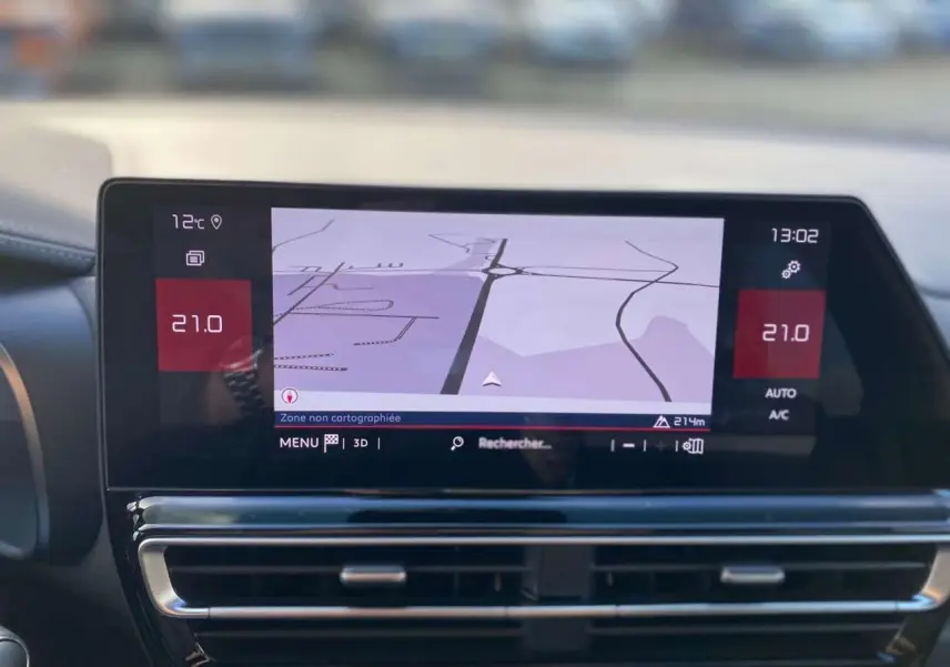 Écran tactile central du tableau de bord du Citroën C5 Aircross 2025 affichant la navigation et la climatisation à 21°C.