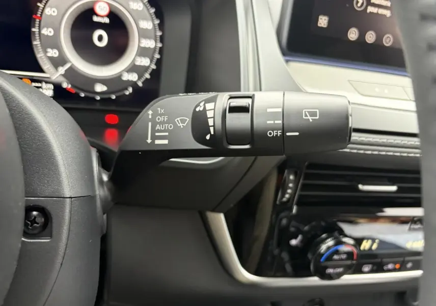 Gros plan sur la commande d’essuie-glace côté droit du tableau de bord du Nissan Qashqai gris foncé 2025.