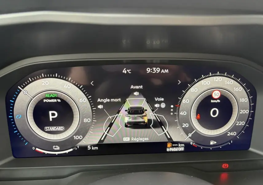 Tableau de bord numérique du Nissan Qashqai 2025, affichage de la vitesse, température et aide à la conduite active.