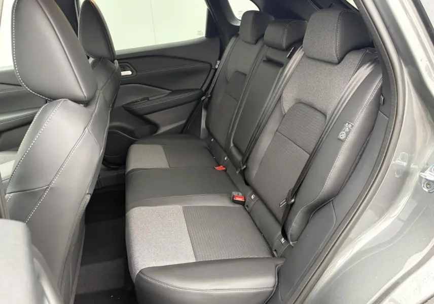 Vue latérale droite de la banquette arrière mixte tissu et TEP noire du Nissan Qashqai III 2025 couleur gris foncé métallisé.