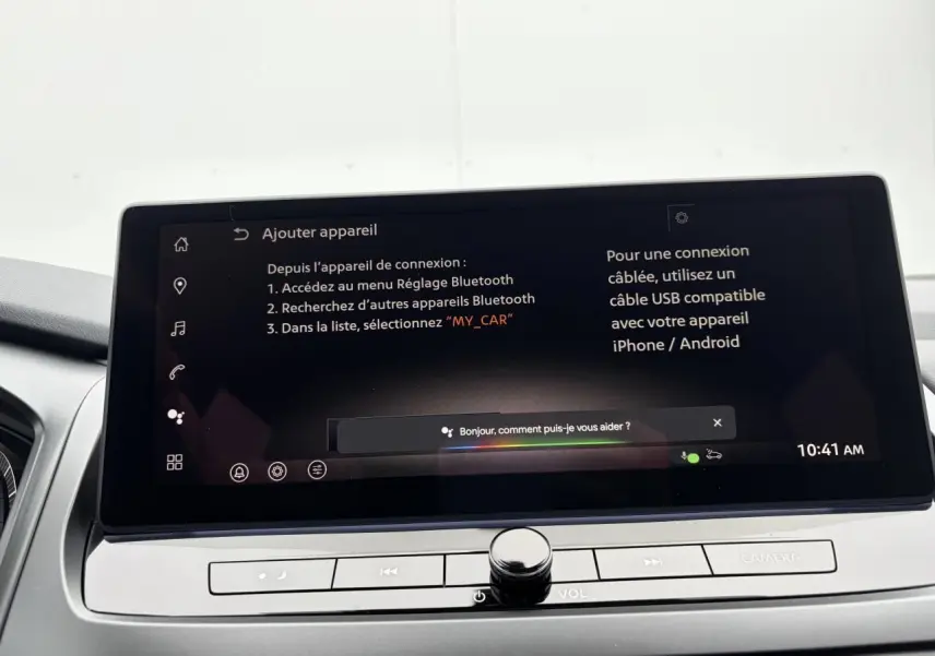 Écran tactile central du Nissan Qashqai III 2025 affichant les instructions de connexion Bluetooth, avec commandes audio en dessous.