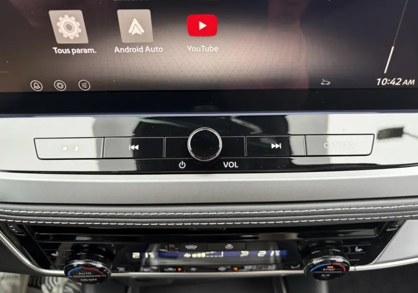 Détail de la console centrale avec commandes multimédia et climatisation du Nissan Qashqai III gris foncé.