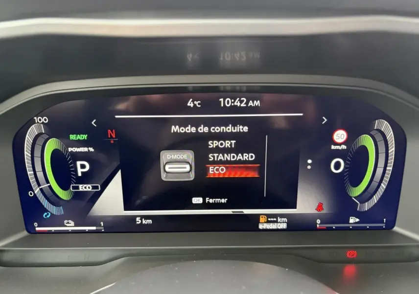 Affichage numérique du tableau de bord du Nissan Qashqai III en mode ECO, avec jauges vertes et informations de conduite.