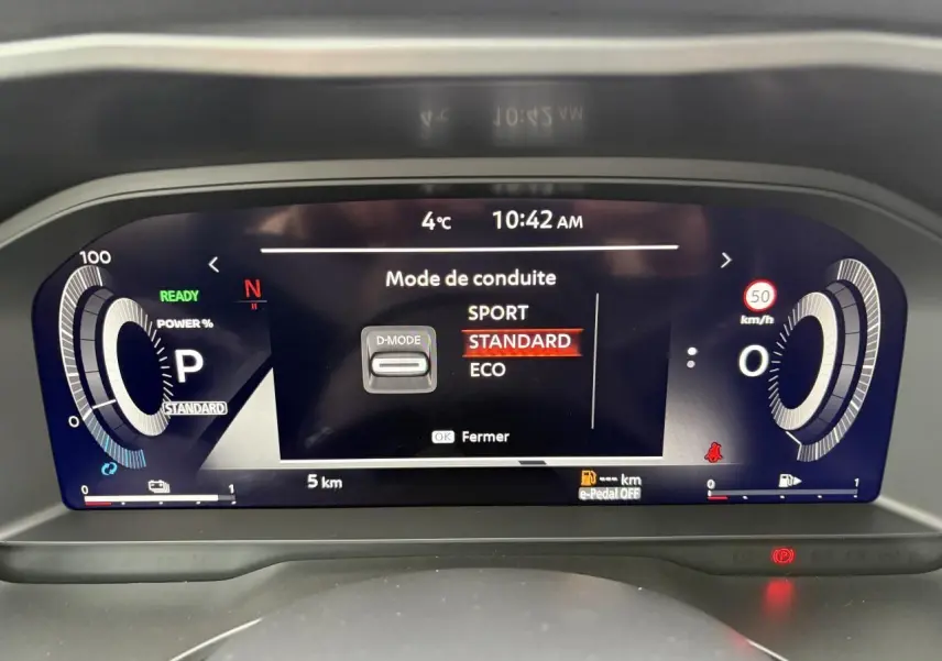 Affichage numérique du combiné de bord du Nissan Qashqai 2025, mode de conduite standard sélectionné.