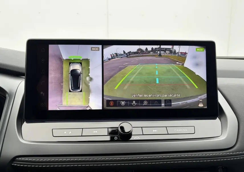 Écran intérieur du Nissan Qashqai 2025 montrant la caméra de recul et la vue 360° en mode stationnement.