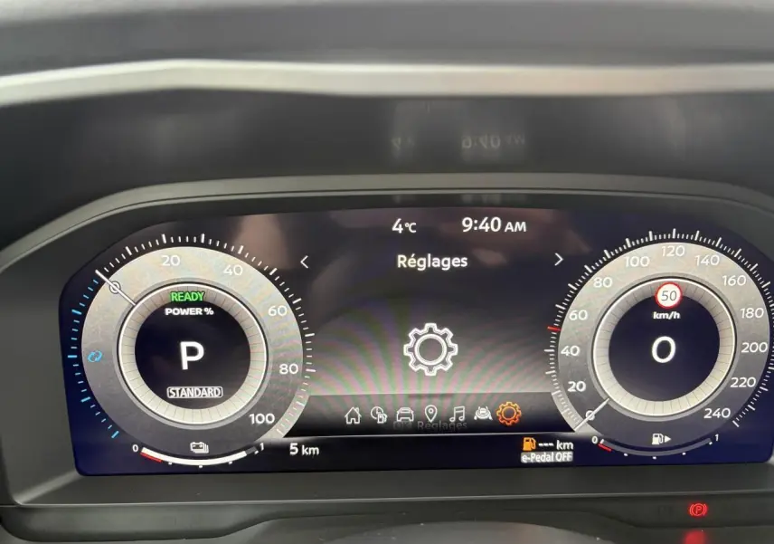 Tableau de bord numérique du Nissan Qashqai III hybride, affichage des réglages et vitesse à 0 km/h.