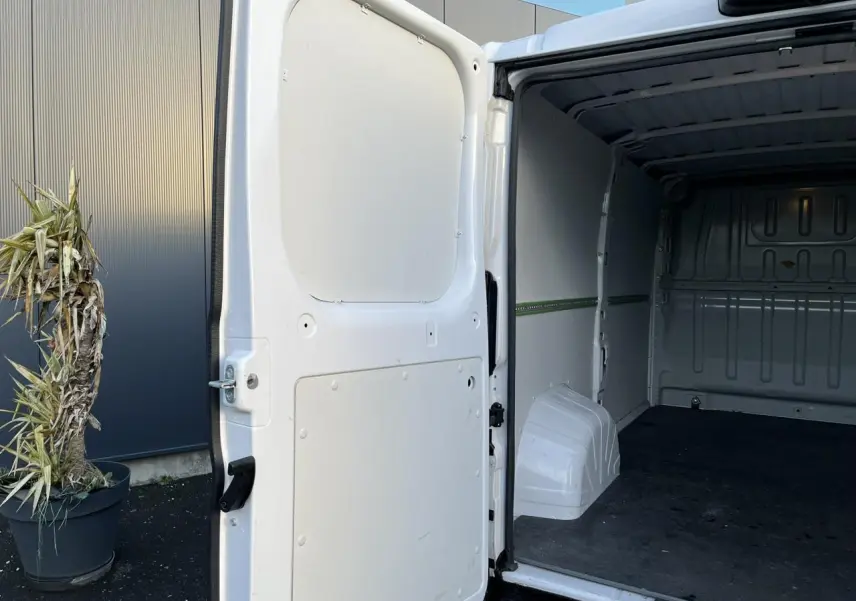 Vue arrière gauche d’un Opel Movano Fourgon blanc 2024 avec porte ouverte montrant l’espace de chargement vide.
