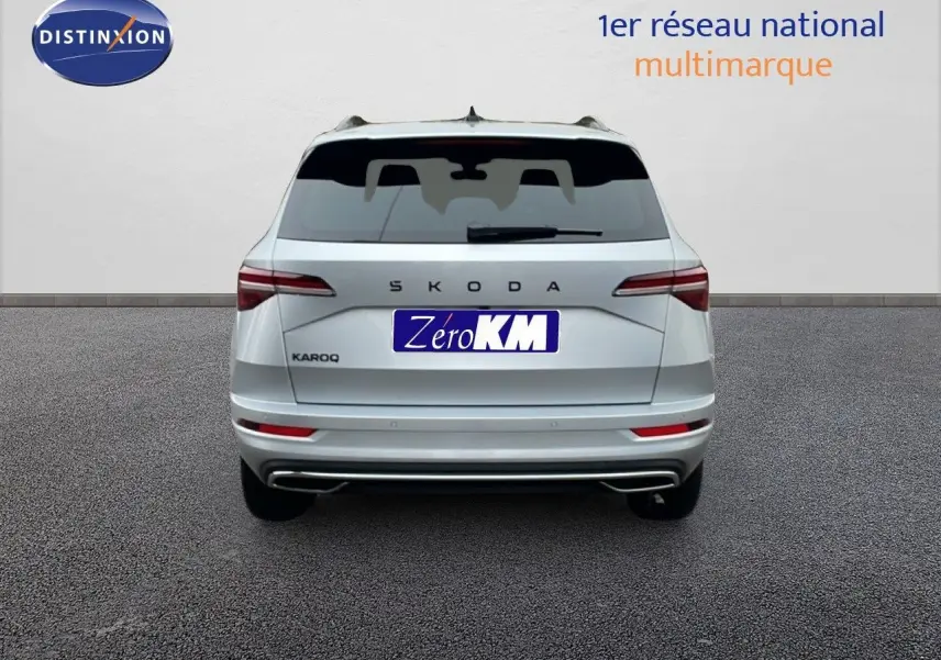 Vue arrière d'un Skoda Karoq gris argent métallisé 2025 avec feux LED et double sortie d'échappement intégrée.