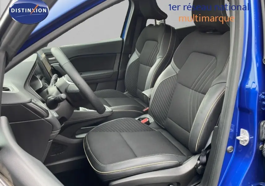 Vue intérieure côté conducteur du Renault Symbioz 2025 bleu Iron Metal, mettant en valeur les sièges noirs avec surpiqûres contrastantes.