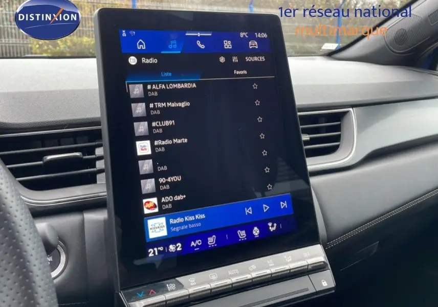 Vue intérieure centrée sur l’écran tactile vertical du tableau de bord du Renault Symbioz bleu Iron Metal.