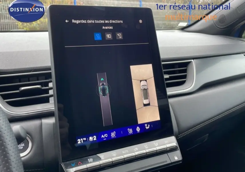 Écran tactile central affichant la caméra 360 dans l’habitacle gris du Renault Symbioz 2025, vue côté droit.