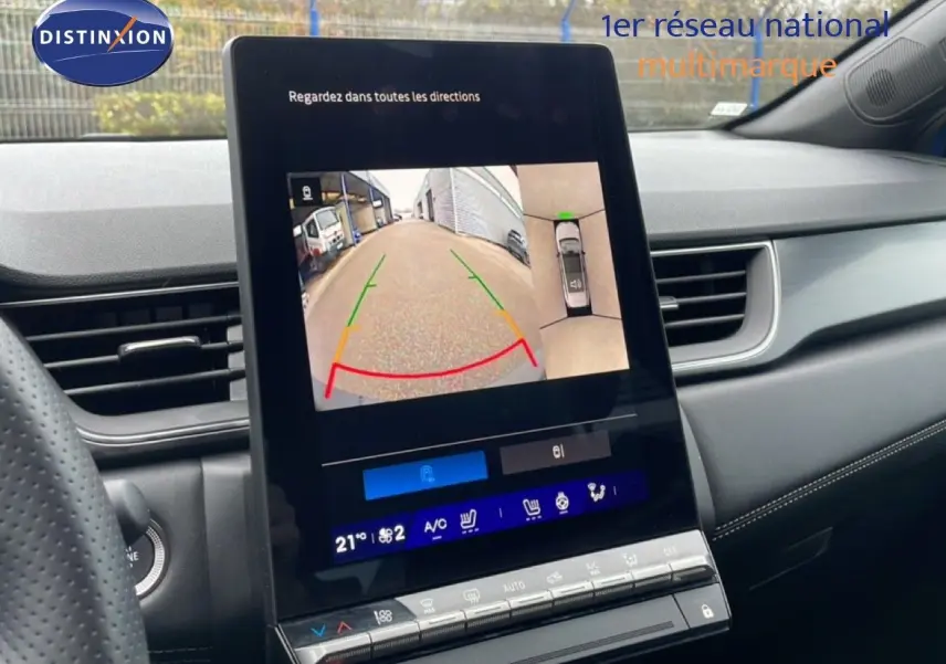 Vue intérieure centrée sur l'écran tactile affichant la caméra de recul du Renault Symbioz 2025, ambiance noire et moderne.