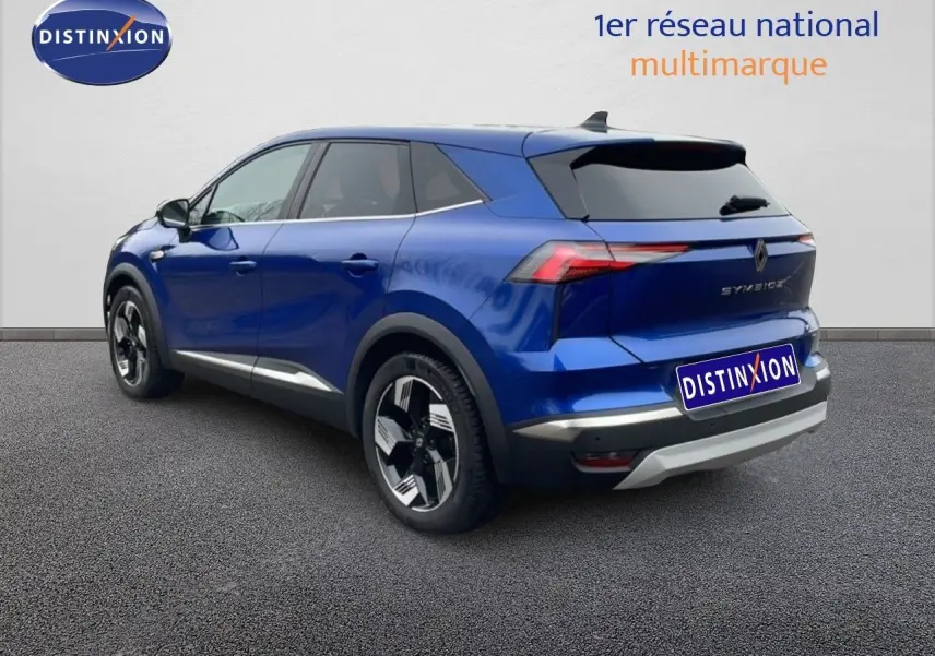 Vue 3/4 arrière droite du Renault Symbioz 2025 en bleu Iron Metal avec feux LED et jantes noires distinctives.