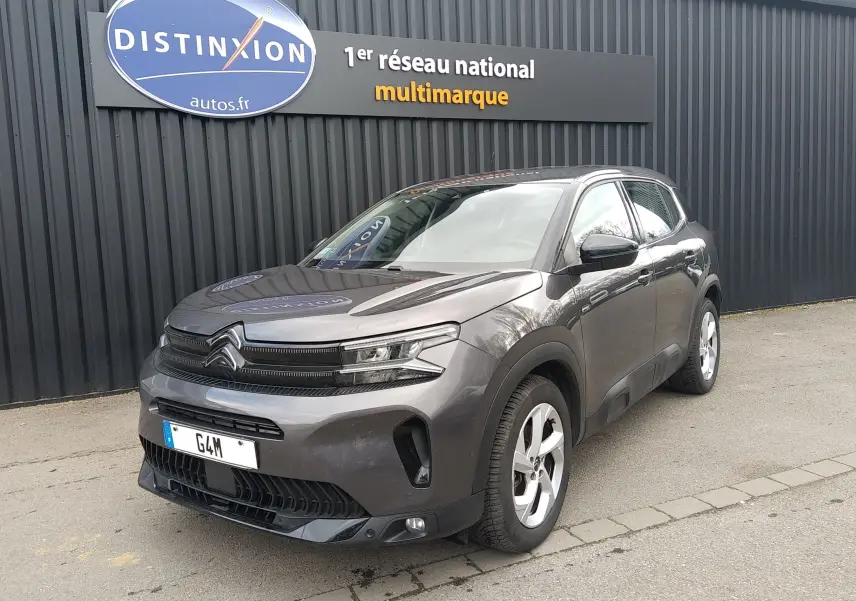 Citroën C5 Aircross gris platinium en 3/4 avant droit, avec calandre noire et jantes alliage 5 branches.