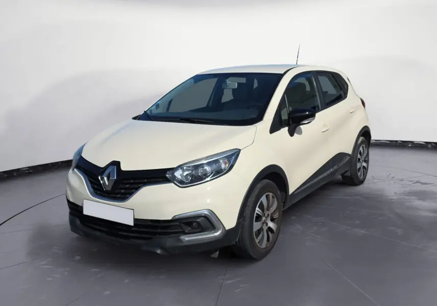 Renault Captur ivoire en 3/4 avant droit, avec jantes alliage et rétroviseurs noirs contrastants.
