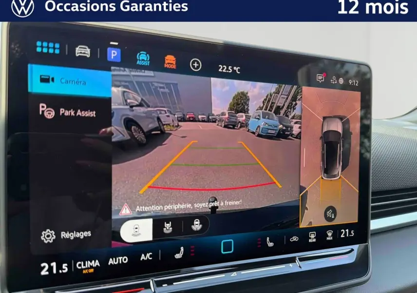 Écran tactile intérieur montrant l’aide au stationnement avec vue caméra et affichage 360° du Volkswagen T-Roc noir.