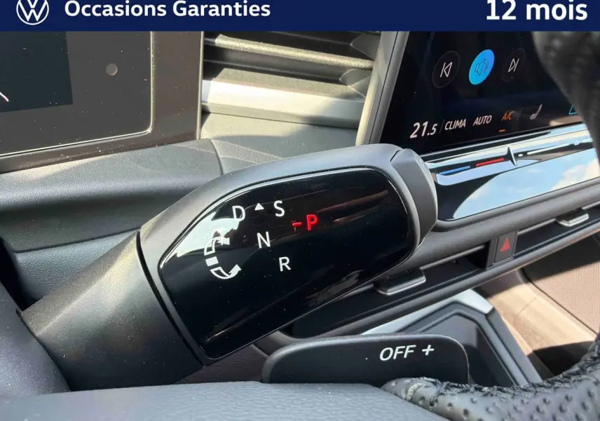Gros plan sur la commande de boîte manuelle noire dans l’habitacle du Volkswagen T-Roc 2026, avec écran tactile en arrière-plan.