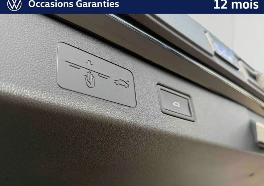 Gros plan sur les boutons d'ouverture électrique du coffre du Volkswagen T-Roc noir, vue intérieure du hayon.