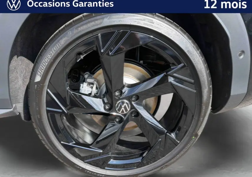 Gros plan sur la jante noire brillante 20 pouces Calgary du Volkswagen T-Roc 2026, avec pneu Bridgestone visible.