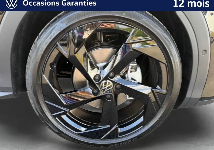 Gros plan sur la jante noire brillante 20 pouces Calgary du Volkswagen T-Roc 2026 avec logo VW au centre.
