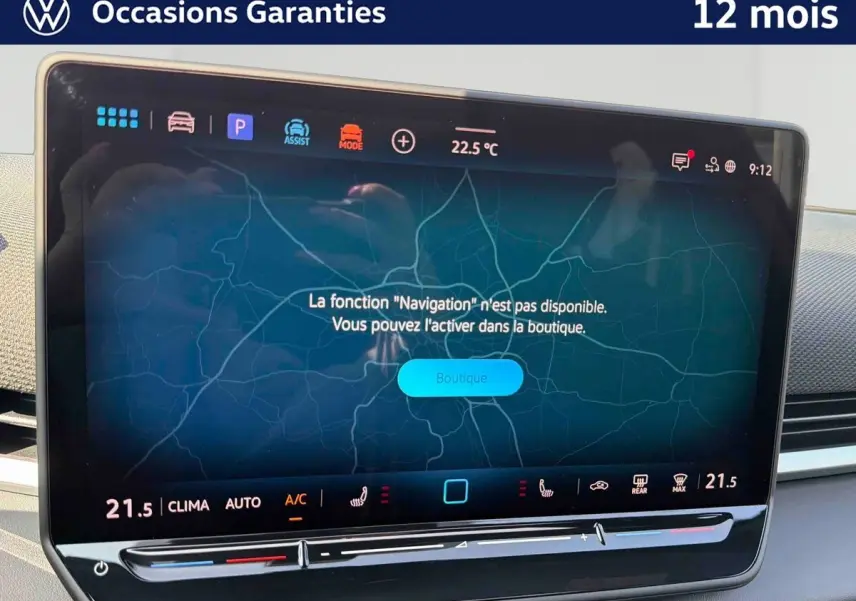 Vue intérieure du tableau de bord du Volkswagen T-Roc 2026, écran tactile central affichant un message de navigation désactivée.