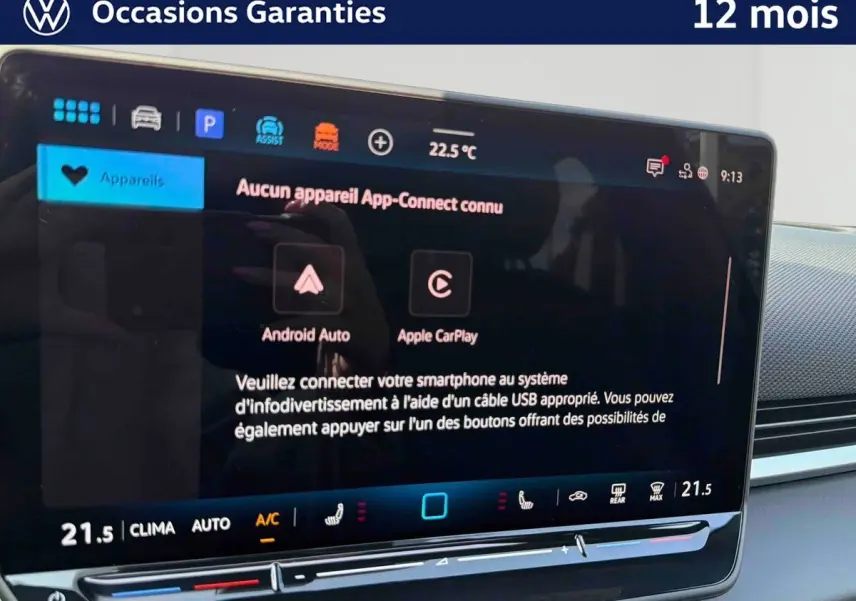 Gros plan sur l'écran tactile central du Volkswagen T-Roc noir, affichant les options Android Auto et Apple CarPlay.