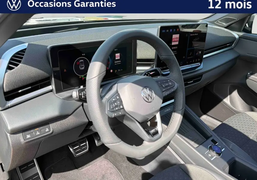Vue intérieure centrée sur le volant multifonction noir et le tableau de bord numérique du Volkswagen T-Roc 2026.