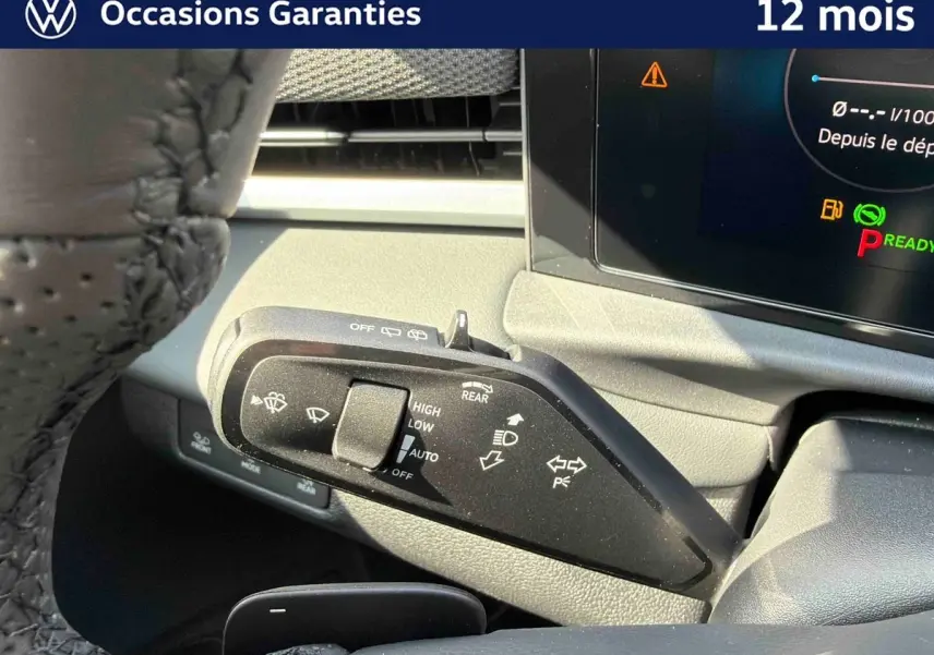 Gros plan sur la commande des essuie-glaces côté gauche du tableau de bord du Volkswagen T-Roc noir.